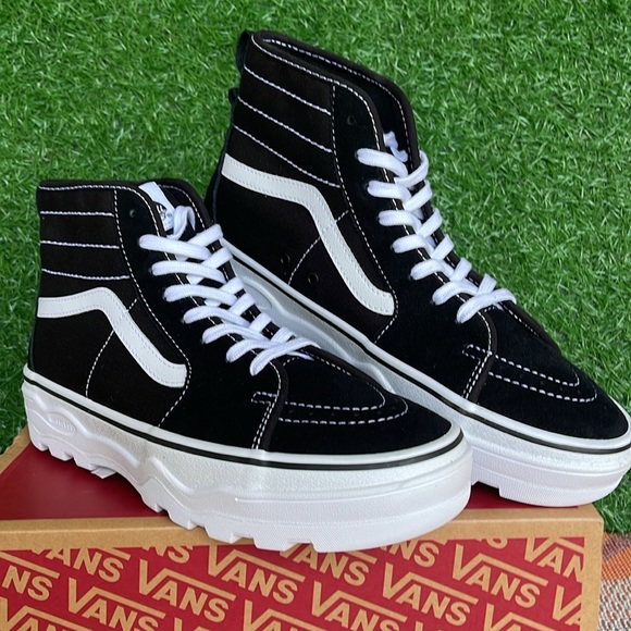 Vans Men’s Sentry Sk8-Hi
Black/White
VN0A5KY5BA2
Sneakers - Picture 10 of 16